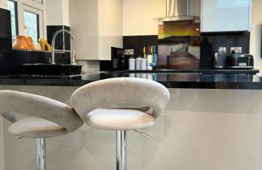 CozyNest 2BR Modern Property with Parking - Foto 12