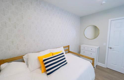 3BR Beach House | Fire Pit & Bar | Steps to Beach - Foto 23