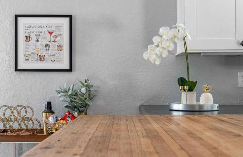 Tiny Home w MIL suite - 3 MI to DT - Foto 28