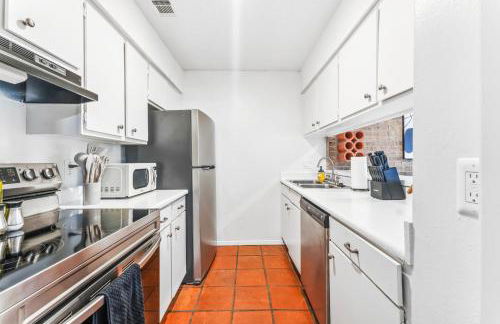 Heart of SoCo 2BR and 1BR King Suites with Free Parking, Pool, and Laundry Center - Foto 35