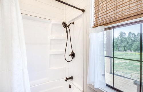 4-Acre Plot Farmhouse-Chic Retreat in Forest! - Foto 17