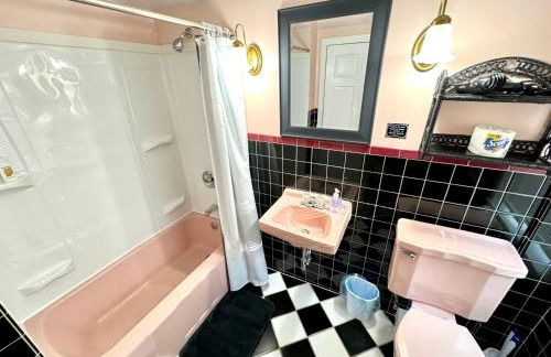 Berkshire Retreat Grand Home with Hot Tub and Large Yard, 5 mins from Jiminy Peak - Foto 17