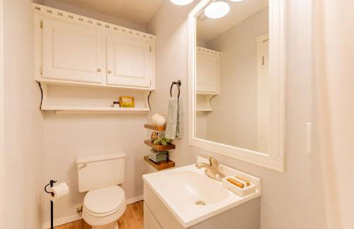 Cozy retreat and views near campus with gourmet kitchen - Foto 24