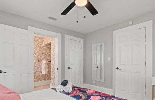 Urban Flamingo Retreat Modern Meets Tropical in this Beautiful, Updated Pet Friendly 3BD Pool Home with Outdoor Living Space - Foto 32