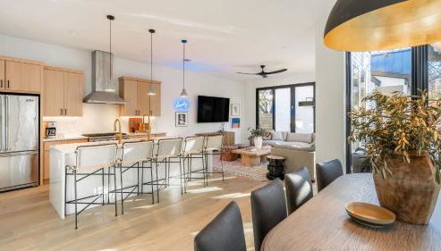 6BDR Luxe Pool Retreat • City Views Ping Pong Foosball Guest House Henley - Foto 5, Other