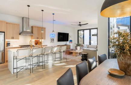 6BDR Luxe Pool Retreat • City Views Ping Pong Foosball Guest House Henley - Foto 5