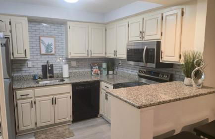 Cozy Comfy and Peaceful Oasis Getaway with Porch - Photo 19