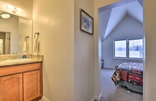 Fireplace and Stream Access Cozy Grand Lake Retreat - Foto 16