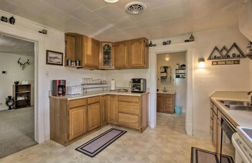 Walkable Ten Sleep House with Patio and Sunroom! - Foto 10