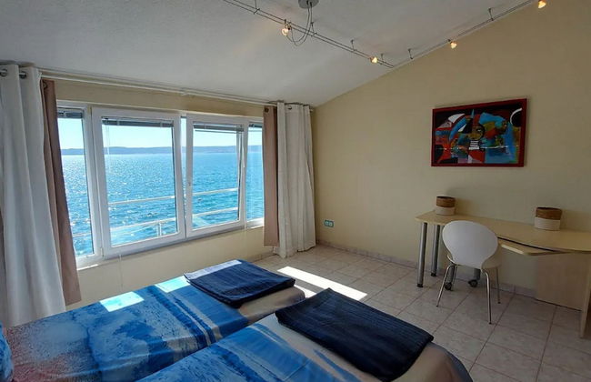 Coastal Charm in Kaštel Kambelovac With Terrace & Sea Views - Foto 3