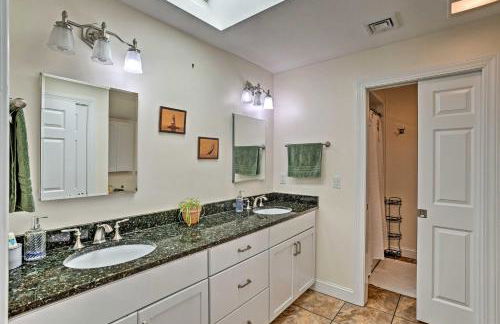 Sunny Beach House Getaway - Steps From Water! - Foto 21