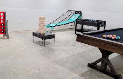 5th St Getaway w Sauna Hot tub Firepit & Game Room - Foto 20