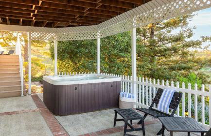 Stunning Escape • Hot Tub Panoramic View Prime Location Hilltop by AvantStay - Photo 6
