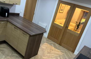 Spacious 2BR Apartment - Sleeps 4 - Parking & Pets - Coast Serviced Apartments - Enquire for Trade & Long stays - Photo 8