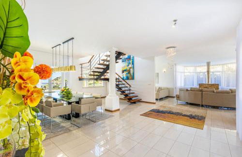 Luxury villa with private heated pool, garden and views of the sea and mountains. - Photo 59