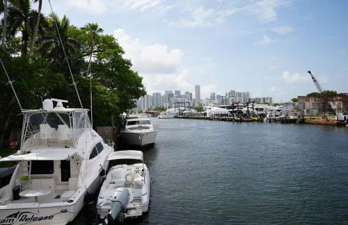 Near Brickell, Beach & Port 10min, Style & Comfort - Photo 14