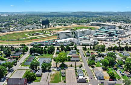 3BR 2BA Derby Home Walk to Churchill Free Parking - Foto 67