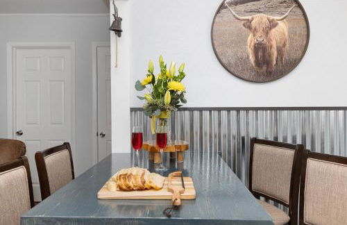 Country Cow Flair with Large TVs, Ample Parking, Nintendo, EV Ready - Photo 25