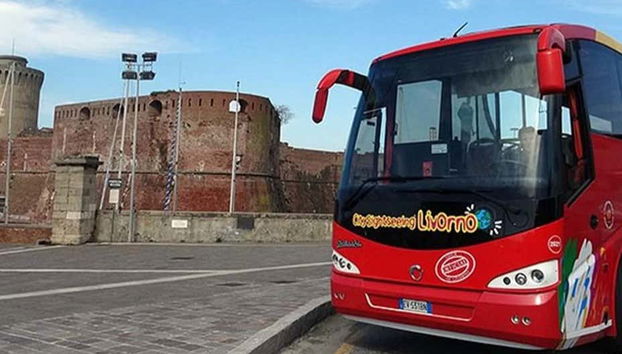 Esplorando Livorno a bordo di un bus turistico