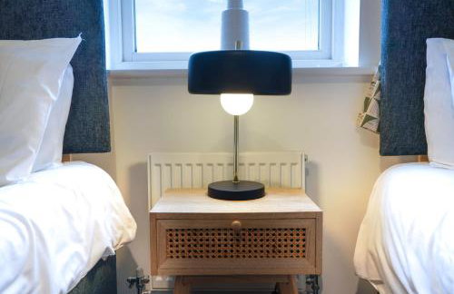 Charming House - Close to Shops & City Centre - Free Parking, Self-Check-In, Fast WiFi & Smart TV with Netflix by Yoko Property - Foto 10