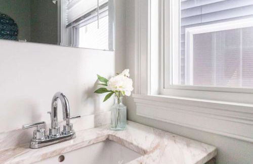 Jennifer's Stylish Apt Private Deck Backyard Oasis - Foto 22