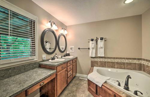 Lakefront Rest-Ashored Home with Private Dock! - Foto 11