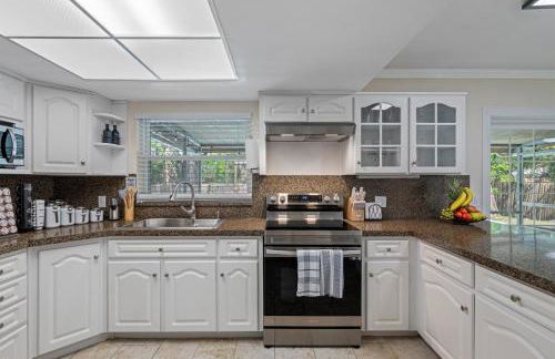 Spacious & Amazing Home w Big Pool and Patio - Photo 9