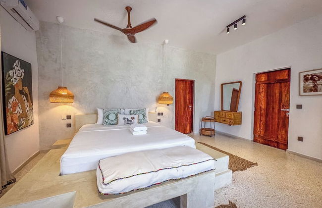 Solymar Staffed Beach Front Villa - Photo 15