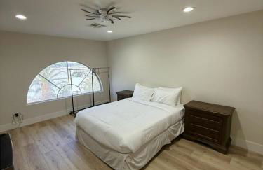 Luxe 5BR Home with Pool BBQNear Strip - Foto 35