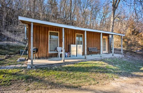 The Burgundy Cabin Iowa Retreat Pond and Fire Pit - Foto 23