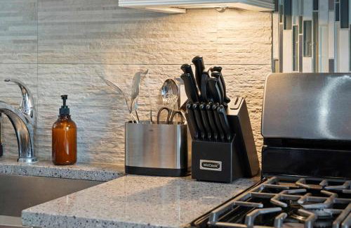 1 Free Parking Gym Balcony Sleeps 10 - Photo 24