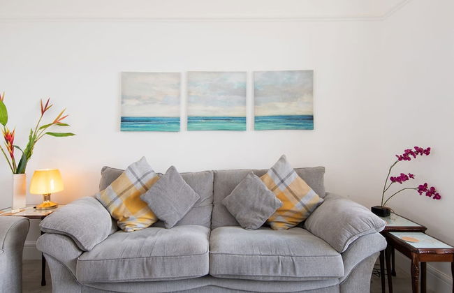 Beautiful Beachfront House wth Balcony Sea Views - Foto 15