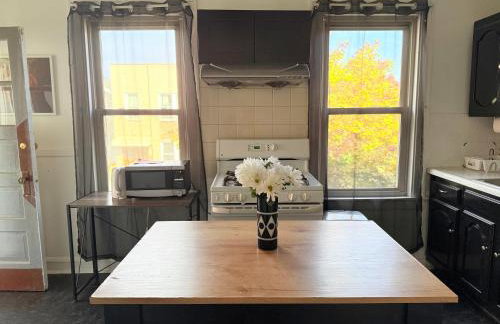 Free Parking! Private Rooftop! 3bd near downtown! - Photo 1