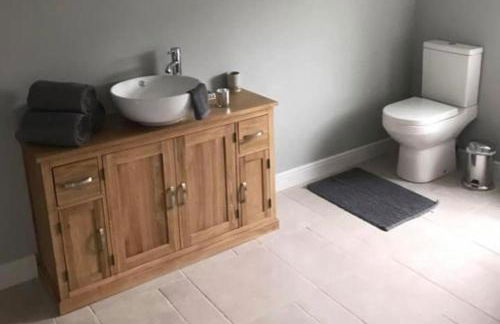 Pet-friendly - 2 Bedrooms Bungalow hot tub Parking - Foto 9