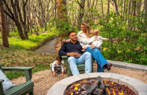 Riverside Luxury Cabin with Hot Tub, Fire Pit, Patio, by Forest & Peak Retreats - Foto 9