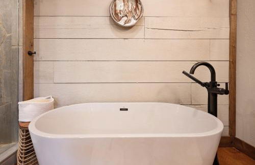 Copperline Lodge - Luxury Creekside Retreat - Creekside Views, Hot Tub, Game Room, Outdoor Fireplaces, Chef Kitchen, Fire Pit - - Foto 27