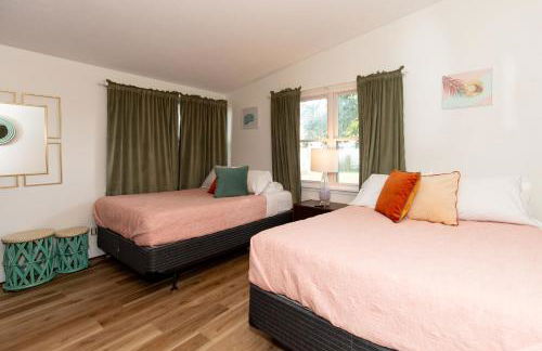 Mid-Century Modern Themed Home with Outdoor Hot Tub - Foto 74