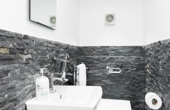 Drayton Manor House FREE parking - Photo 84