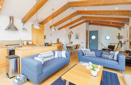 The Deck House - Seafront Upside-Down House with Solent Views, Gurnard - Foto 7