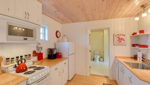 Beachfront Brooklin Studio with Private Balcony! - Photo 3