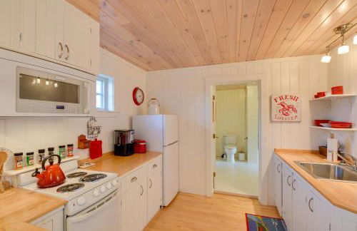 Beachfront Brooklin Studio with Private Balcony! - Photo 3