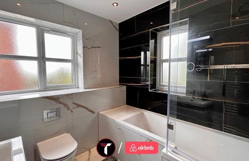 Spacious 4 Bedroom House for 8 Guests Ideal for Families and Contractors, WIFI and Free Parking - Foto 11