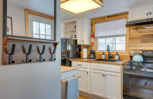 Pocono Couples Getaway! Cute Cabin on 8 Acres - Foto 9