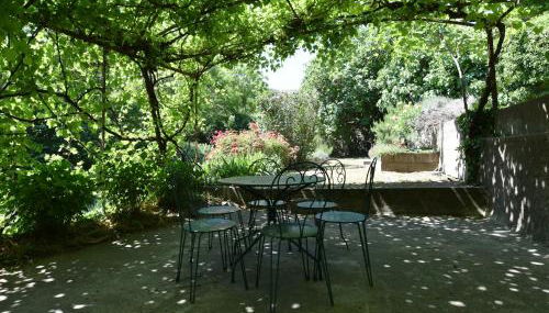 Lovely house with grass garden, shared swimmingpool, next to the river Ardèche - Photo 2