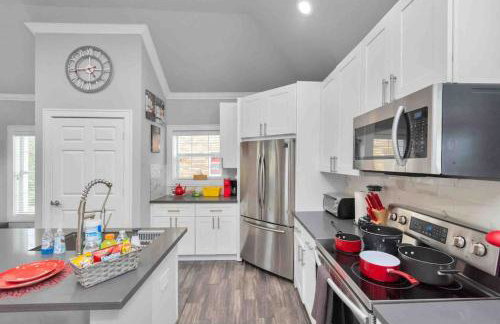 Prolific Red Luxe: Private Deck + Stylish Living - Photo 34