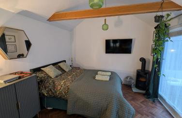 Stylish central Horsham residence with parking and hot tub - Foto 21