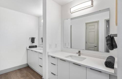 Bright Uptown Bliss - Free Parking, Walkable, Views - Foto 33