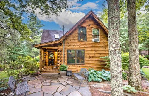 Poconos True Log Cabin with Sauna, Movie Theather, Hot Tub & Fire Pit! - Foto 10
