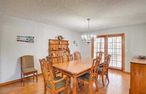 Lake Smith Getaway with Dock Families Welcome! - Foto 7