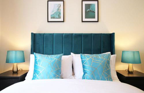 LUXURY 4 Bedroom 4 Ensuite Home in Penarth (Pool Table Games Room & BBQ Garden) with Sea Views - Photo 59